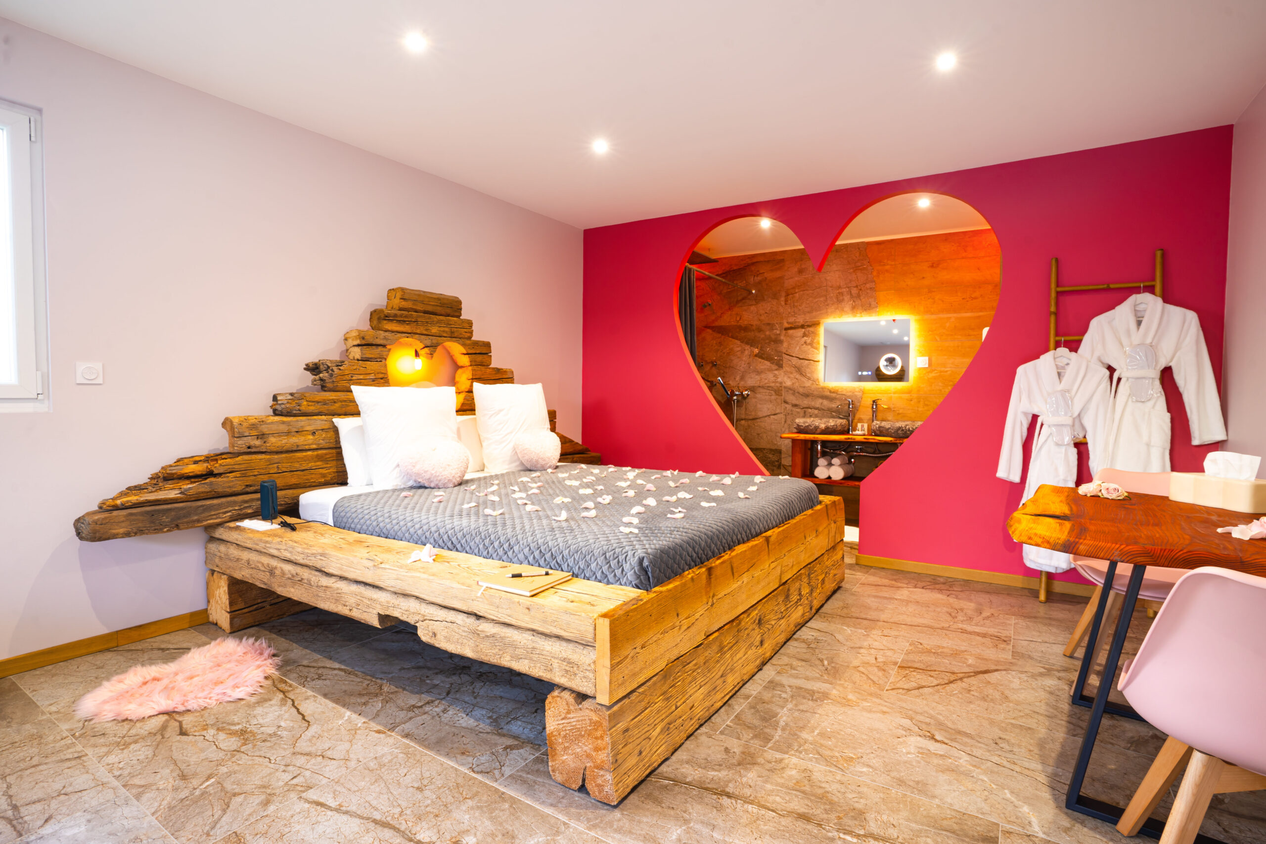 Chambre romantique Bisou Sucré avec lit en bois et décor en forme de cœur