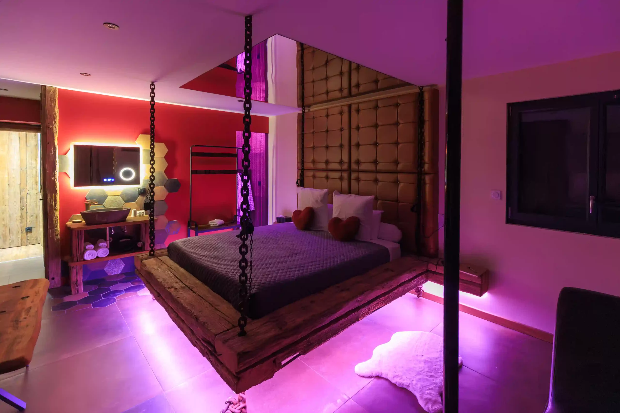 jacuzzi coquine lit suspendu led love room alsace.jpg