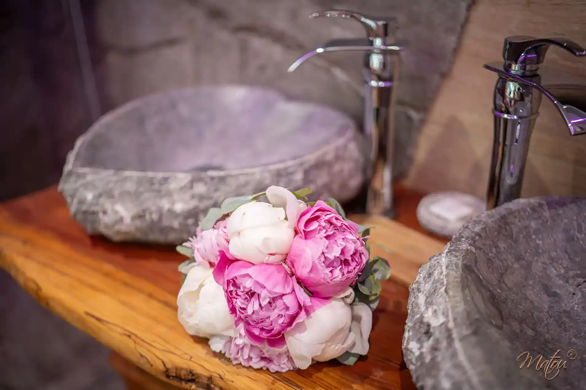 Une décoration romantique autour de vasques en pierre naturelle.