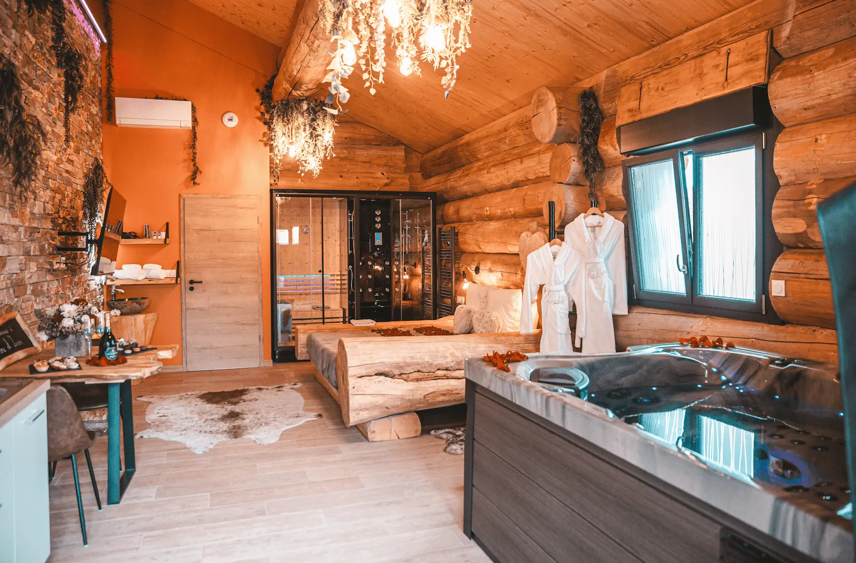 Intérieur boisé d’un chalet romantique avec jacuzzi privatif